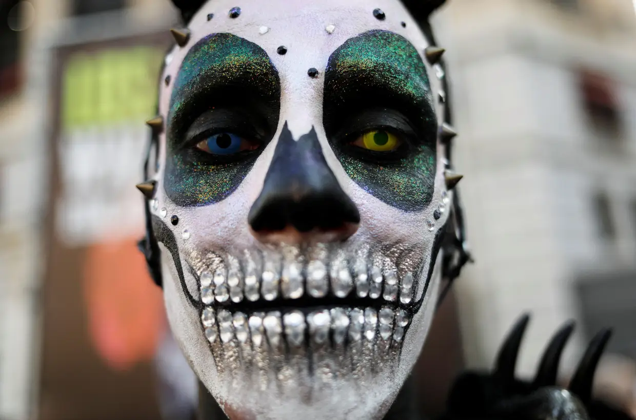 Na semana do Dia dos Mortos, um dos participantes do Zombie Walk de São Paulo, no Brasil