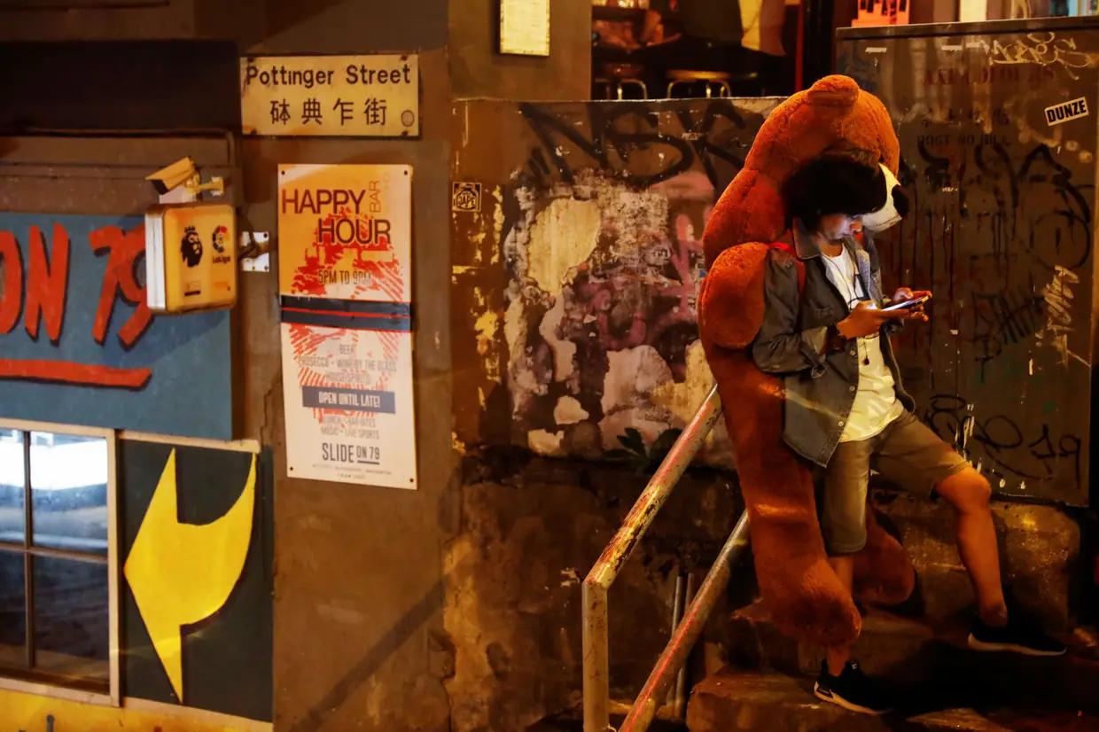Uma mulher vestida de animal de peluche no distrito central de Hong Kong, que tem sido palco de violentos protestos nos últimos meses