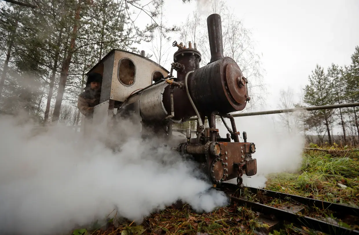 Um comboio artesanal do entusiasta Pavel Chilin com linha ferroviária improvisada na região de Ulyanovka, na província de Leningrado, cuja capital é São Petersburgo