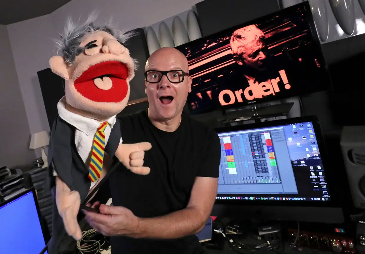 O produtor musical belga Michael Schack, criador da faixa "Order" que mistura música de dança com as famosas intervenções do antigo Speaker do Parlamento de Westminster e o boneco de John Bercow, no seu estúdio na Antuérpia, Bélgica