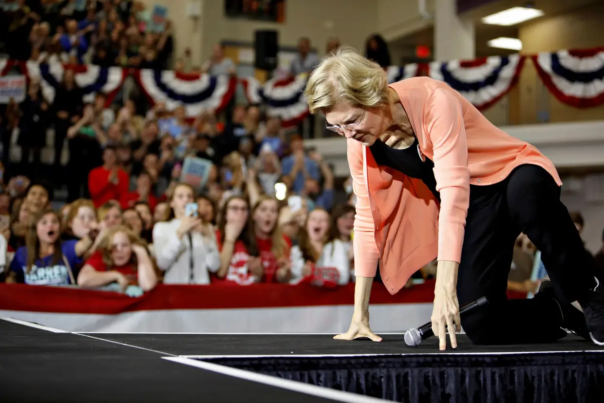 A candidata presidencial Elizabeth Warren tropeça durante um comício em Raleigh, Carolina do Norte, Estados Unidos.