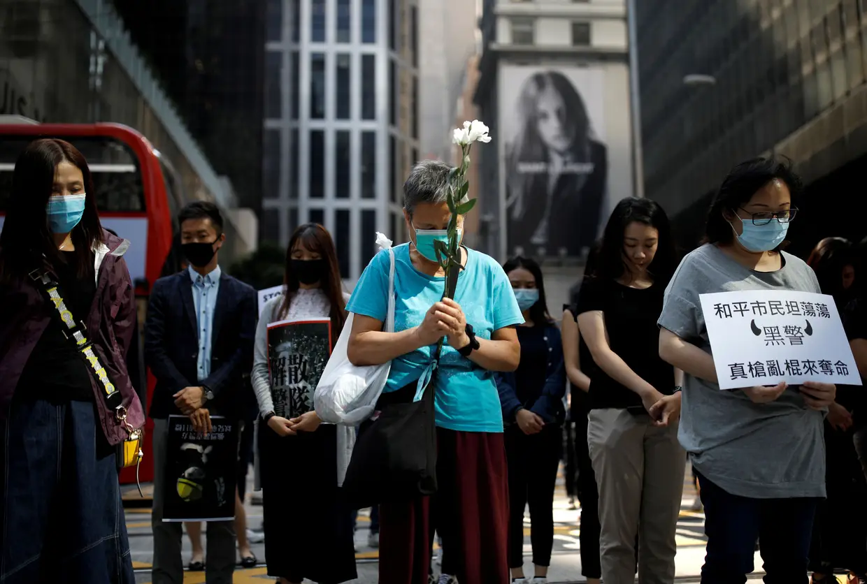 Pessoas juntam-se depois da notícias da morte do estudante universitário de 22 anos, Chow Tsz-lok, que caiu durante os protestos em Hong Kong.
