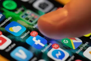 Vídeos manipulados com inteligência artificial vão ser eliminados do Facebook