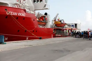 Navio humanitário resgata 92 pessoas no Mediterrâneo