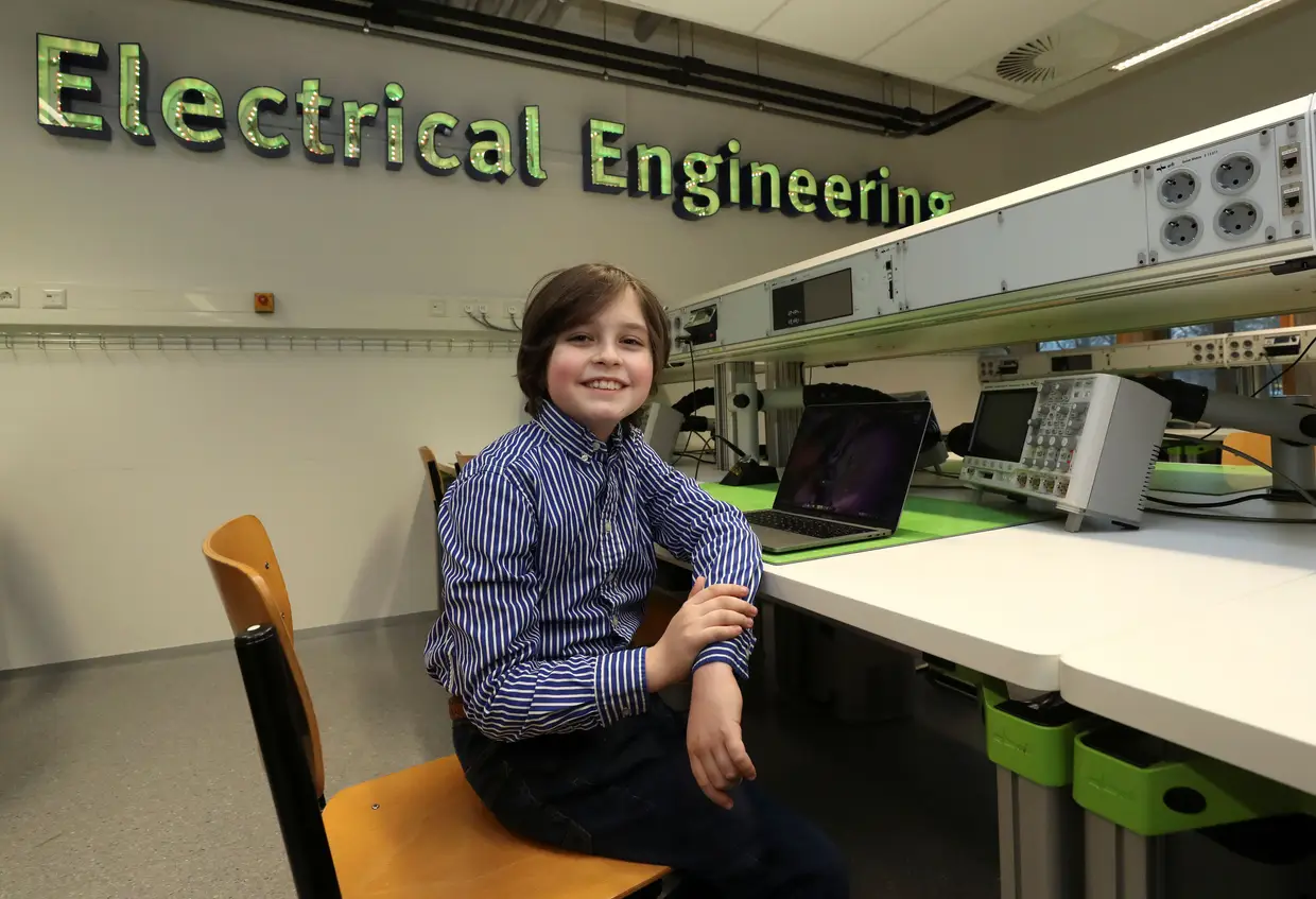 A par do diploma em engenharia elétrica, o menino prodígio está ainda a "estudar um pouco de medicina" e nos últimos anos mostrou-se muito atento aos computadores e sempre à matemática (disciplina preferida).