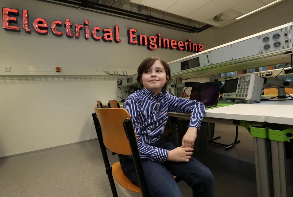 A par do diploma em engenharia elétrica, o menino prodígio está ainda a "estudar um pouco de medicina" e nos últimos anos mostrou-se muito atento aos computadores e sempre à matemática (disciplina preferida).