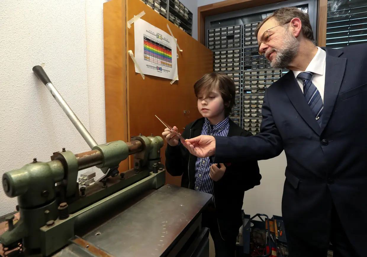O professor Peter Baltus reconhece que ainda hoje é estranho ver uma criança de 9 anos sentada na sua aula, na da universidade de Eindhoven.