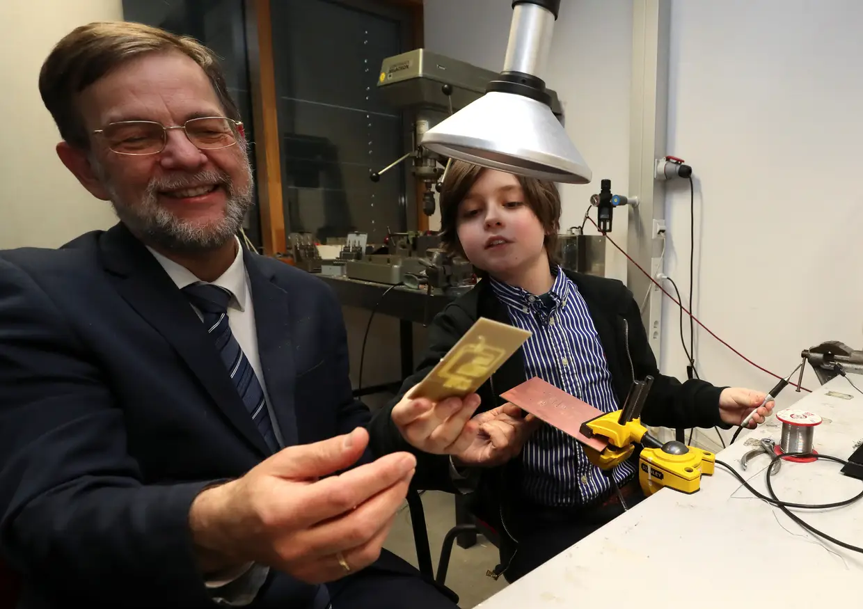 “Laurent é simplesmente extraordinário. É o estudante mais rápido que já tivemos aqui”, afirmou Sjoerd Hulshof, o diretor do Bacharelato da Universidade de Tecnologia Eindhoven, na Holanda. “Ele não é somente híper inteligente, é também muito recetivo”.
