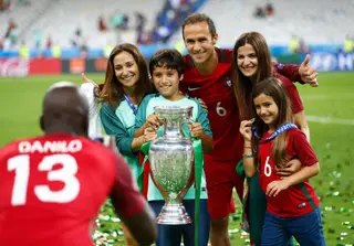 O médio João Mário e o antigo defesa Ricardo Carvalho vão entregar a taça de campeão europeu conquistada por Portugal no Euro2016, no sorteio de sábado da fase final do Euro2020, em Bucareste, foi esta sexta-feira anunciado.