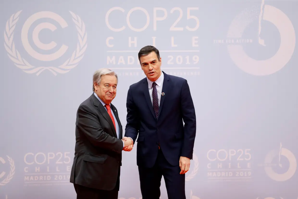 O primeiro-ministro espanhol Pedro Sanchez recebe o secretário-geral da ONU António Guterres, na chegada à cerimónia de abertura da cimeira das Nações Unidas sobre o clima, em Madrid, Espanha.