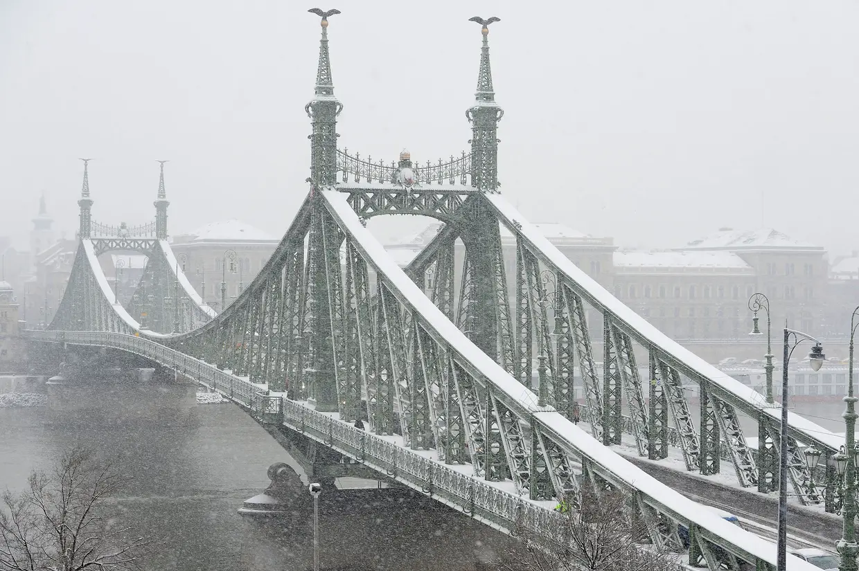 A Ponte da Liberdade em Budapeste na Hungria pintada de branca, devido a um nevão.
