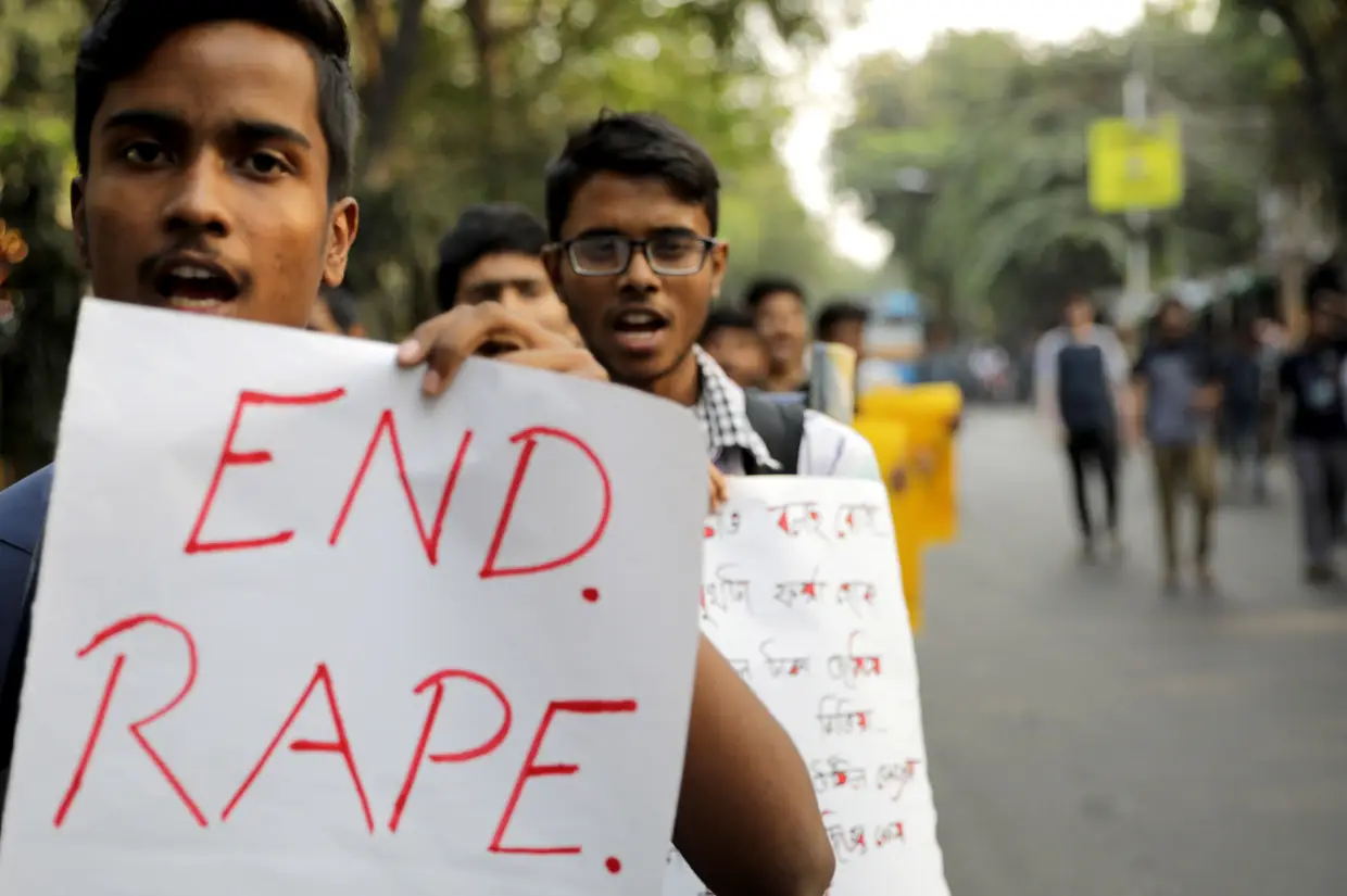 Estudantes indianos protestam contra os casos de corrupção no país, em Calcutá, Índia.