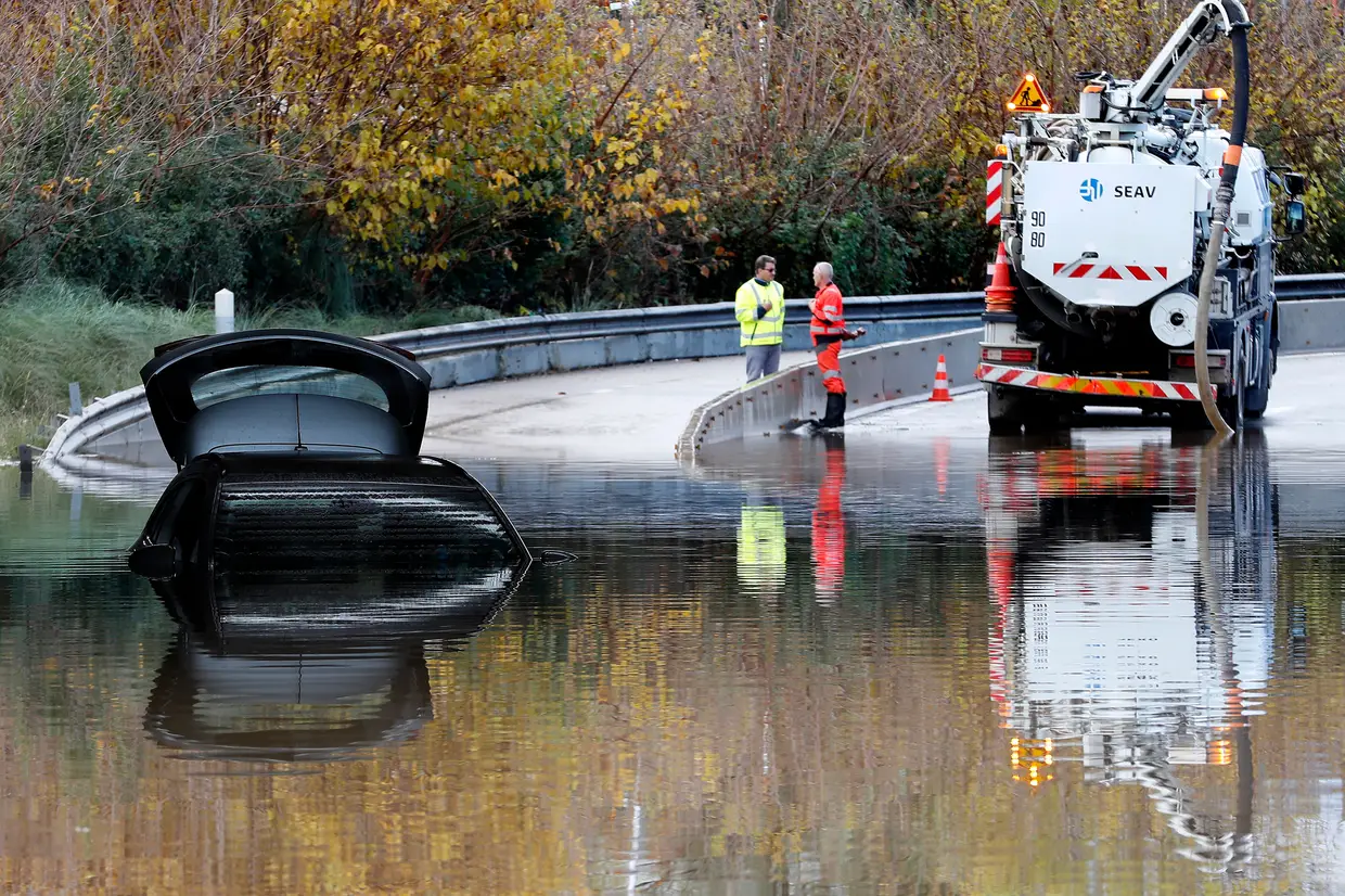 Chuva torrencial causa inundações em Mandelieu, França.