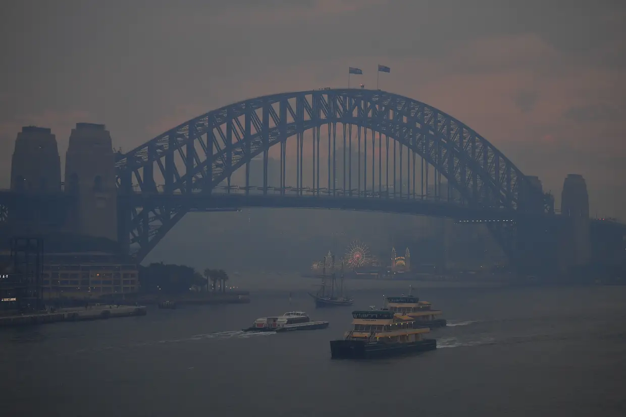 A Ponte da Baía de Sidney envolta em fumo, proveniente dos incêndios florestais que estão a deflagrar em Nova Gales do Sul, na Austrália.