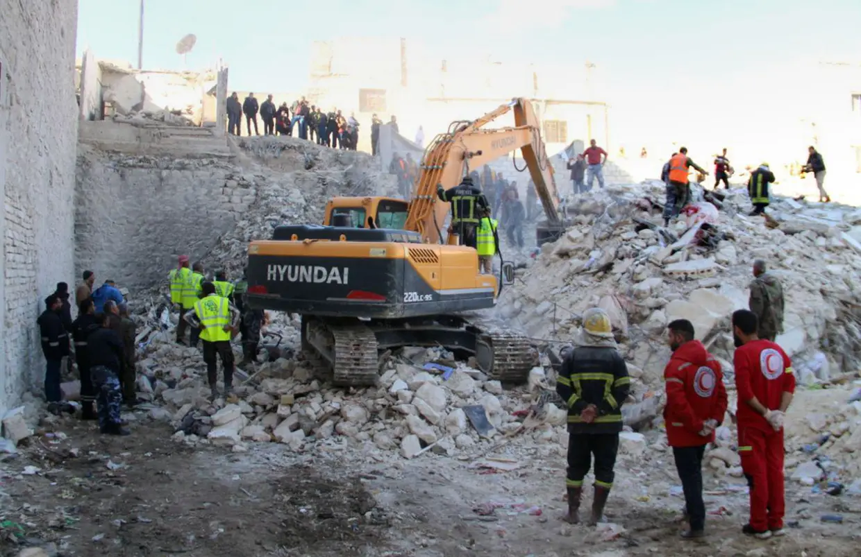 O colapso de um edifício em Alepo na Síria fez pelo menos cinco mortos.