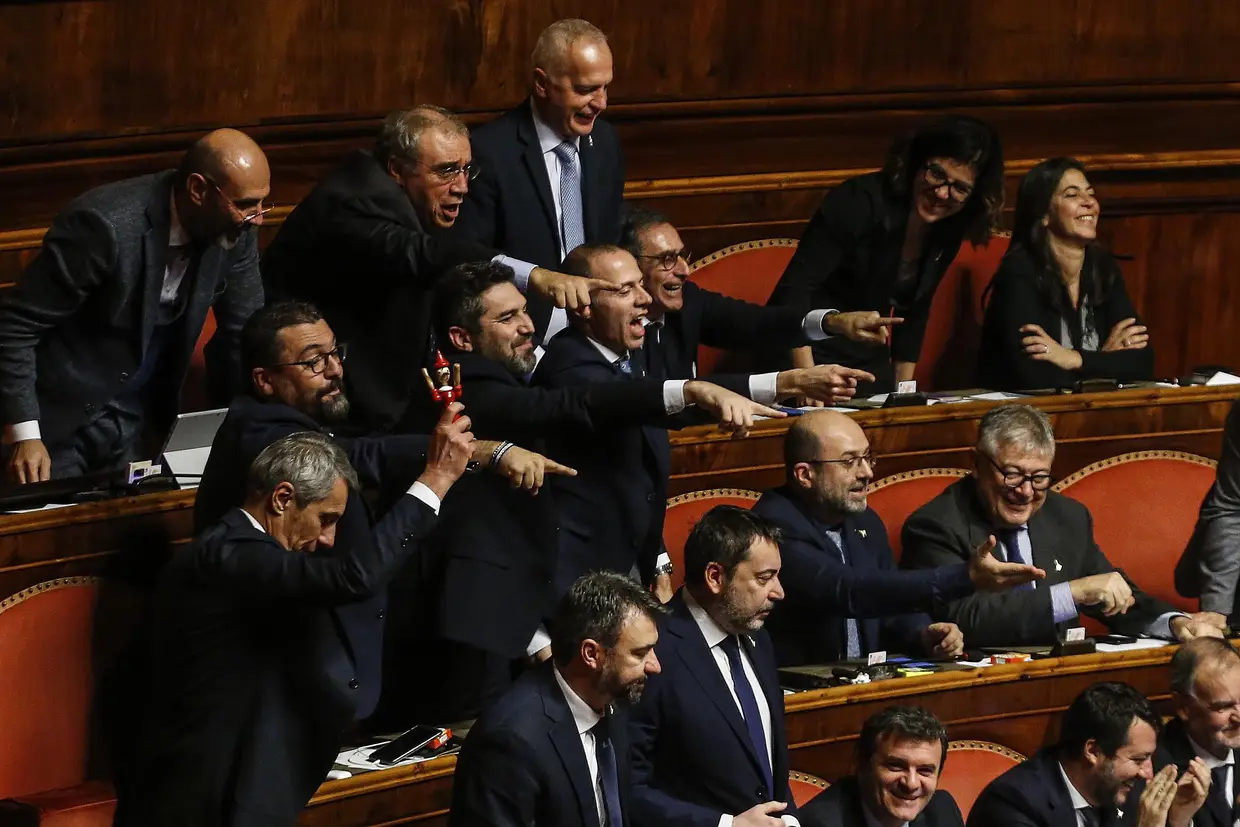 Vários deputados protestam contra o primeiro-ministro Giuseppe Conte, durante uma sessão no Senado, em Roma, Itália.