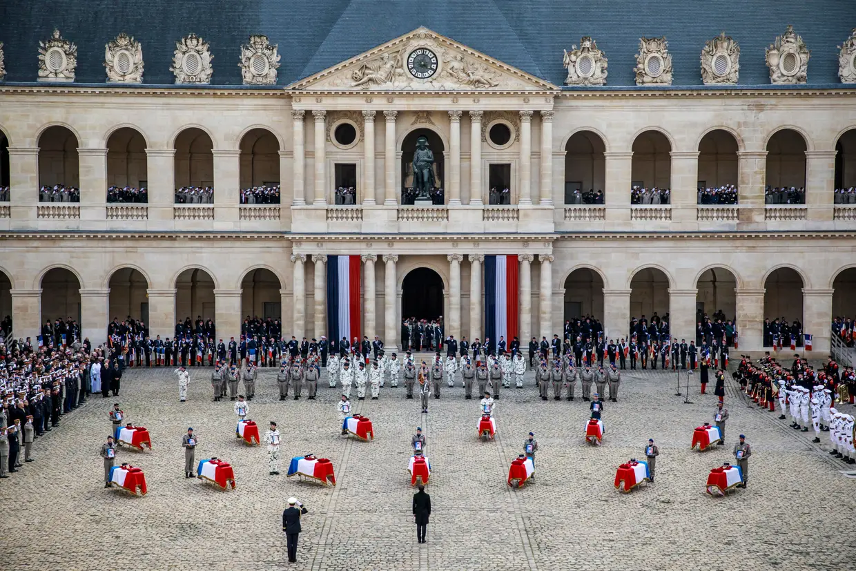 O Presidente francês Emmanuel Macron na cerimónia de homenagem aos 13 soldados mortos na colisão de um helicóptero no norte do Mali, em Paris, França.