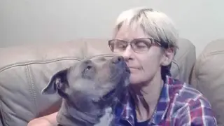 Tamra McBeath-Riley e a cadela Raya (polícia NT_ Território do Norte, Austrália)