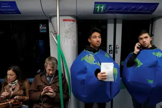 Dois jovens no metro de Madrid vestidos para a Marcha pelo Clima que conta juntar mais de 100.000 pessoas em Madrid