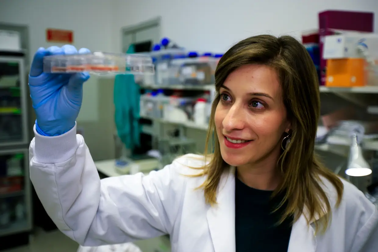 Catarina Seabra faz investigação com "mini-cérebros": organóides cerebrais que cria em laboratório a partir de células de dentes de leite de crianças com autismo para procurar caminhos para tratamentos. Em 2019 descobriu-se que o potencial desta poderosa ferramenta para estudar o cérebro e as doenças que o afetam é ainda maior do que se pensava. Uma conquista da ciência que abre caminhos promissores na medicina mas que obriga os investigadores a definir fronteiras éticas. Quinta feira no Jornal da Noite.