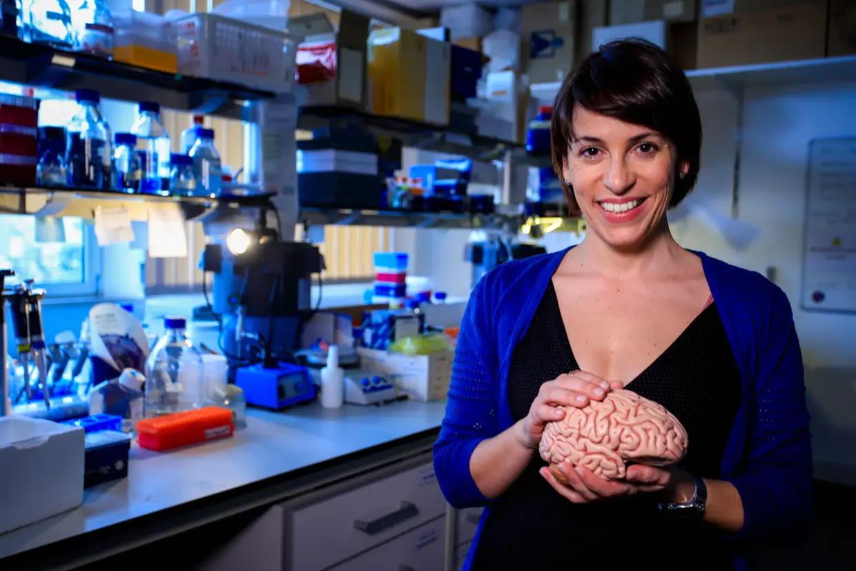 2019 foi um ano de falhanços desencorajadores e de grandes promessas na investigação em Alzheimer. Uma montanha russa de resultados científicos que deixou clara para a comunidade científica a necessidade de diversificar a procura de caminhos para travar a mais assustadora e prevalente das demências. A neurocientista Luísa Lopes estuda o envelhecimento e propõe uma nova abordagem para entender o Alzheimer. Terça-feira no Jornal da Noite.