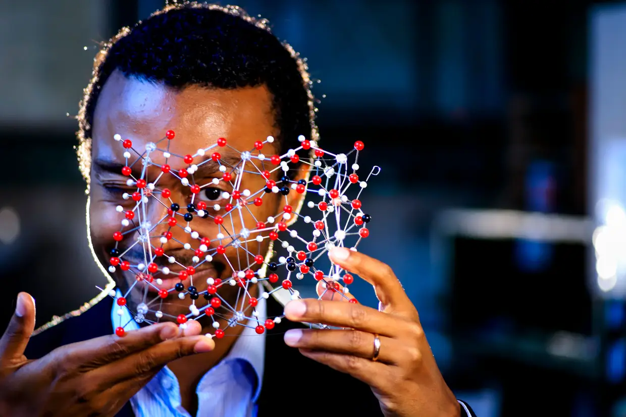 O químico orgânico Nuno Maulide é um dos mais respeitados divulgadores de ciência na Áustria, onde foi eleito cientista do ano. Tem 18 prémios no currículo e recebeu as mais importantes bolsas europeias. Dedica-se a repensar a química de síntese, que está na origem de quase tudo o que usamos: quer retirar-lhe lixo e torná-la mais sustentável. De 2019, destaca um passo importante nesse sentido. É também pianista amador e garante que reproduzir em laboratório produtos criados pela Natureza ao longo de milhões de anos é comparável a compor uma sinfonia. Quarta feira no Jornal da Noite.