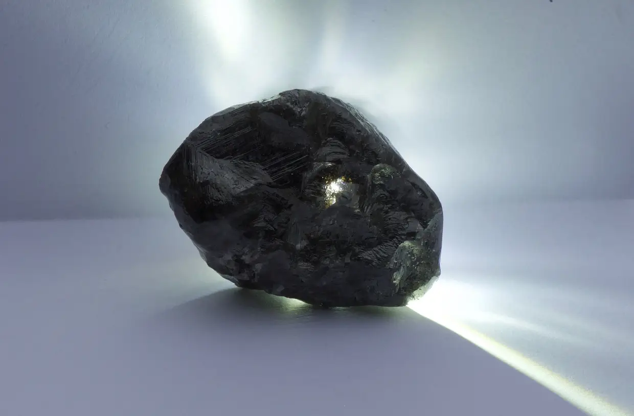 O maior diamante não lapidado do mundo, comprado pela Louis Vuitton.