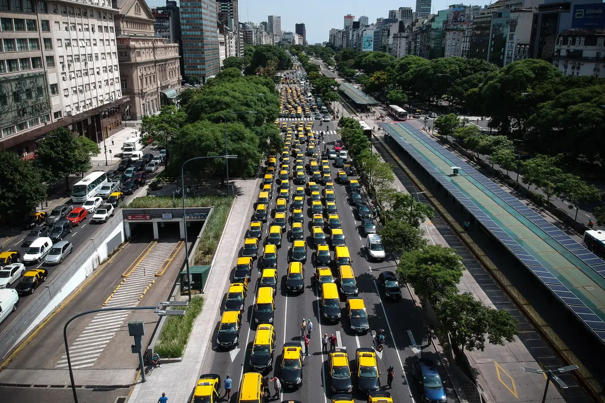 Centenas de taxistas protestam contra a Uber em Buenos Aires, Argentina.