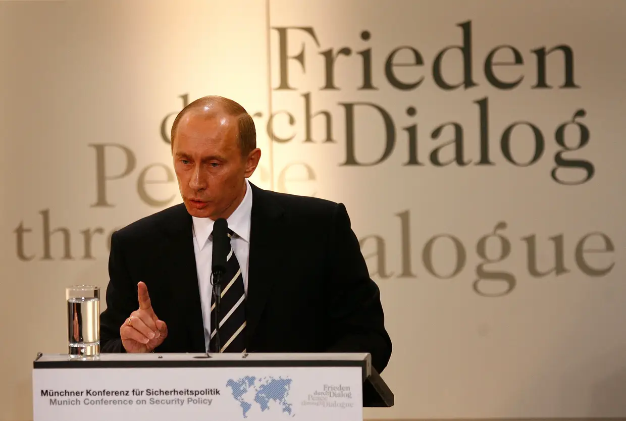 2007 - Putin faz um discurso em Munique a criticar os Estados Unidos, acusando Washington do "quase uso quase ilimitado da força nas relações internacionais".