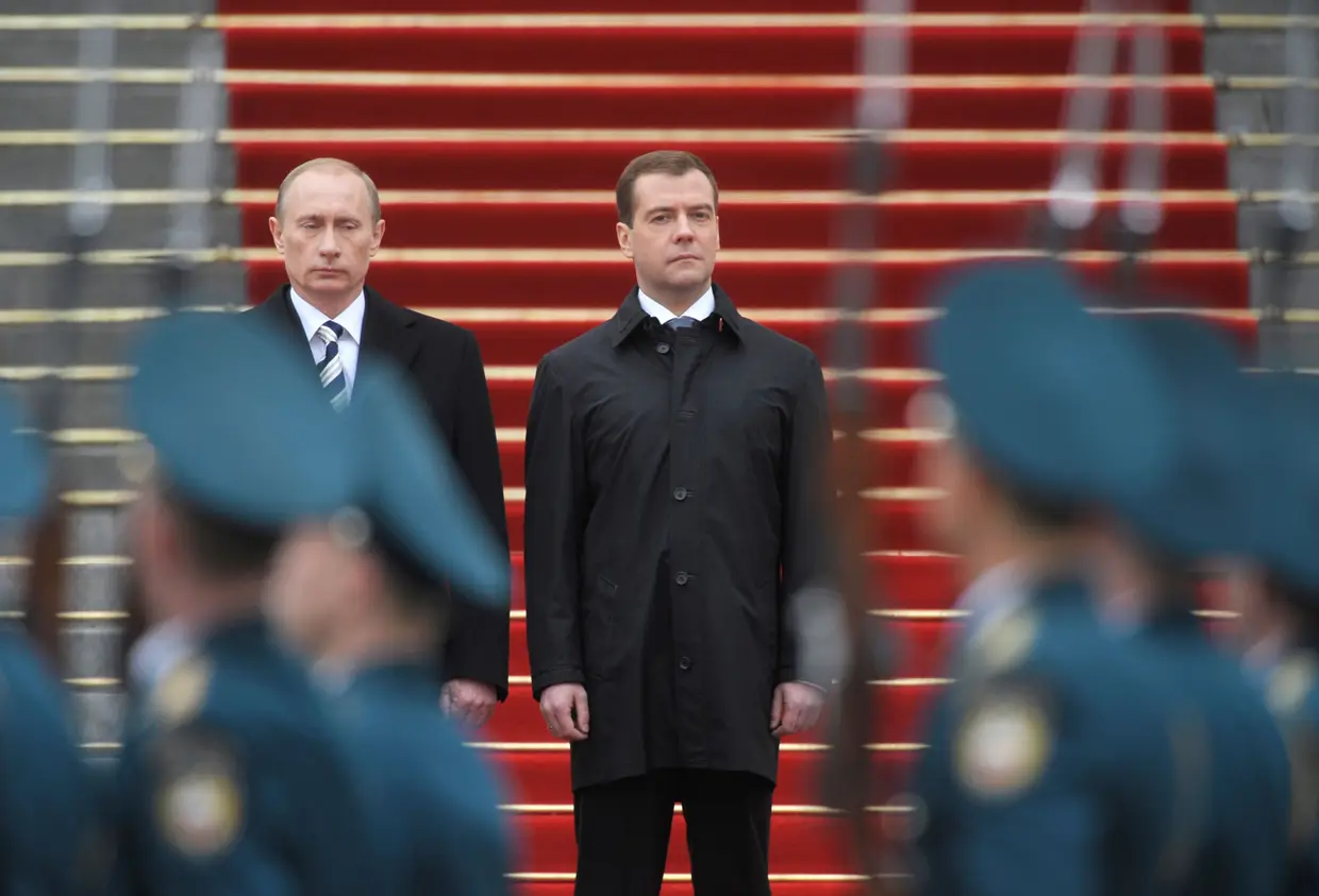 Maio de 2008 - Os limites constitucionais impedem Putin de cumprir mais de dois mandatos presidenciais consecutivos. Putin torna-se primeiro-ministro depois do seu aliado, Dmitry Medvedev, se tornar Presidente.