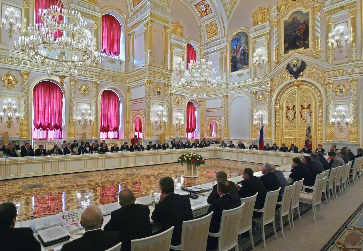 Dezembro de 2004 - Putin elimina as eleições diretas para os governadores regionais, que passam a ser nomeados pelo Kremlin. Putin diz que a medida é necessária para manter a Rússia unida.(Foto: Governadores das regiões russas participam de uma sessão do Conselho de Estado).
