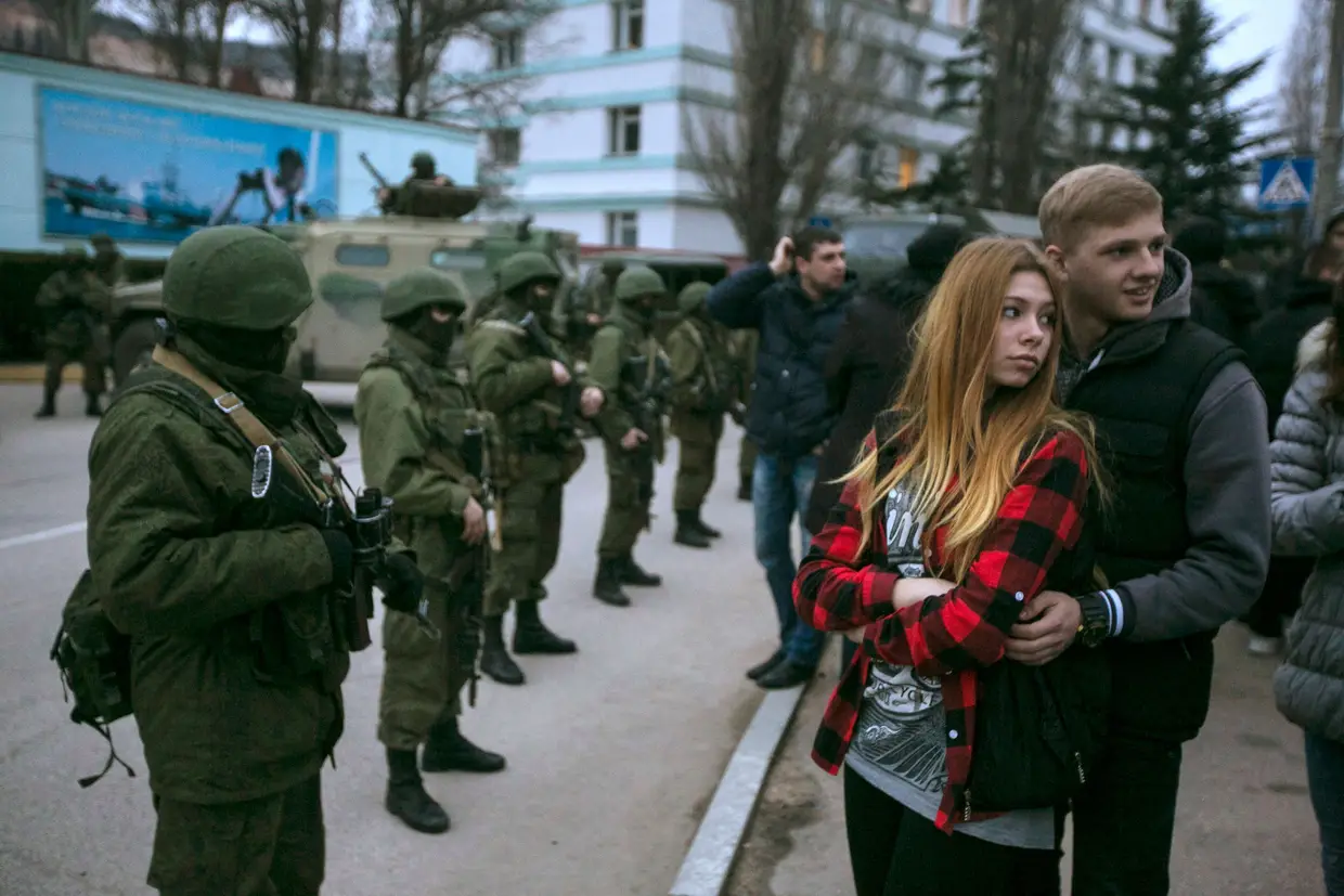 27 de fevereiro de 2014 - As forças russas começam a anexar a região da Crimeia da Ucrânia depois de manifestantes ucranianos terem expulsado o Presidente Viktor Yanukovich, amigo da Rússia. A Rússia incorpora a Crimeia no mês seguinte, após um referendo condenado pelo Ocidente. Os Estados Unidos e a UE continuam a impor sanções a Moscovo.