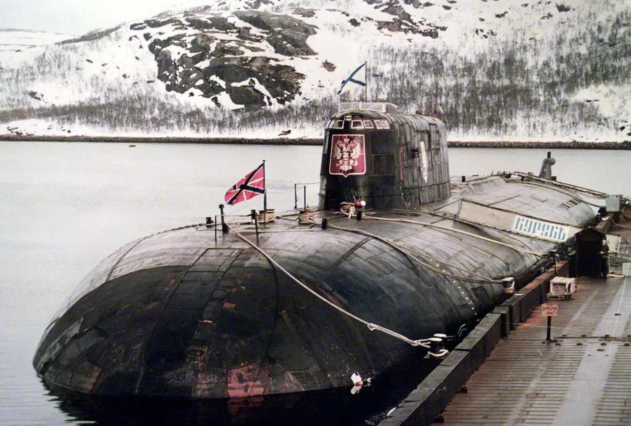 12 de agosto de 2000. O submarino nuclear Kursk afunda no fundo do Mar de Barents, matando toda a tripulação de 118 pessoas após uma explosão a bordo. A imagem de Putin sofre um abalo por só falar sobre o drama quatro dias depois.