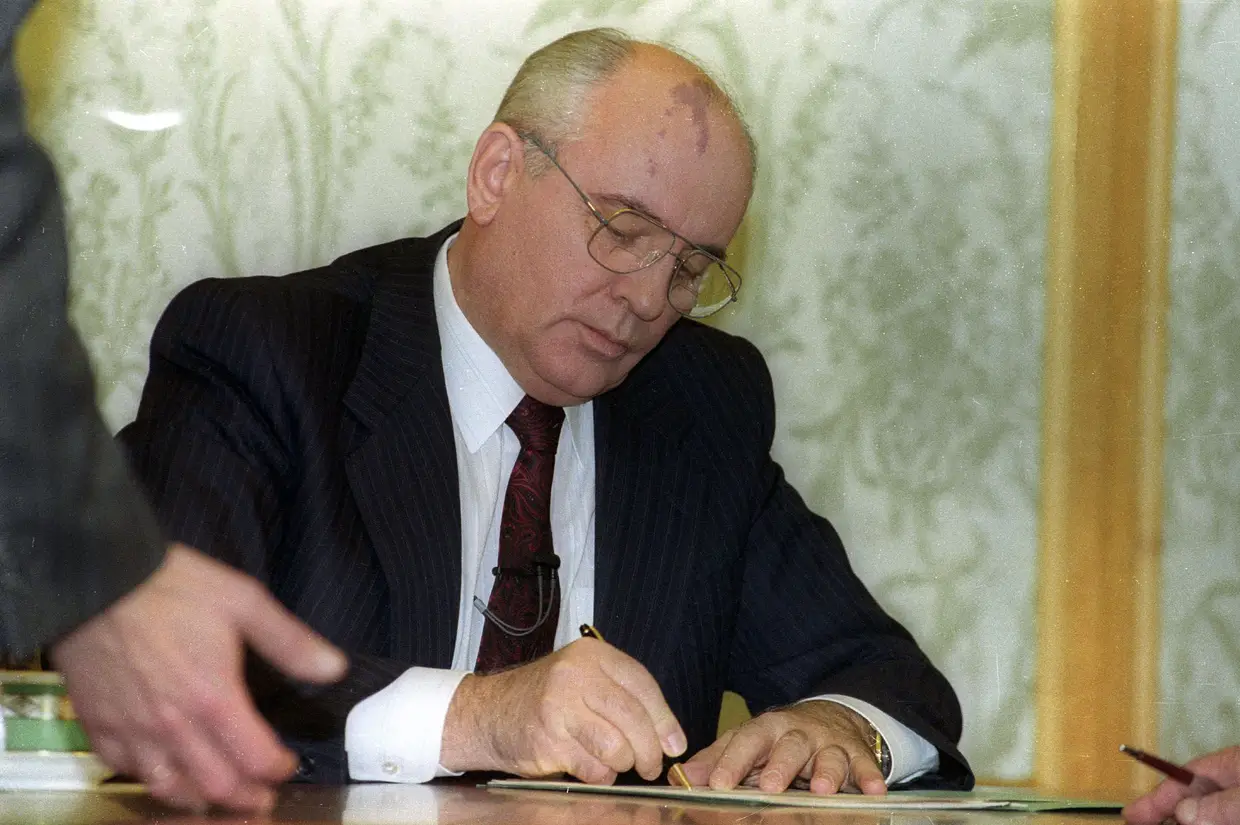 2005 - Putin descreve o colapso da União Soviética em 1991 como a "maior catástrofe geopolítica" do século XX. (Foto: O Presidente Soviético Mikhail Gorbachev assina a renúncia minutos antes de um discurso ao vivo na televisão nacional, dezembro de 1991.)