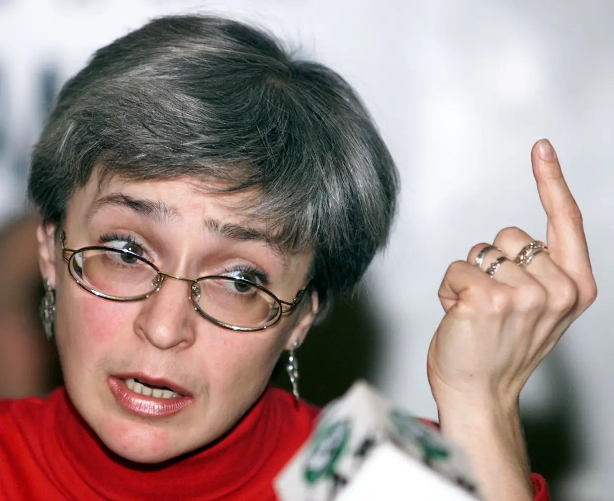 2006 - A jornalista de investigação Anna Politkovskaya, crítica dos abusos de direitos na Chechénia, é assassinada em Moscovo no dia de aniversário de Putin. O crítico do Kremlin Alexander Litvinenko morre em Londres no mesmo ano, depois de ter sido envenenado com uma substância radioativa. Anos depois, um inquérito britânico conclui que foi morto por agentes russos.