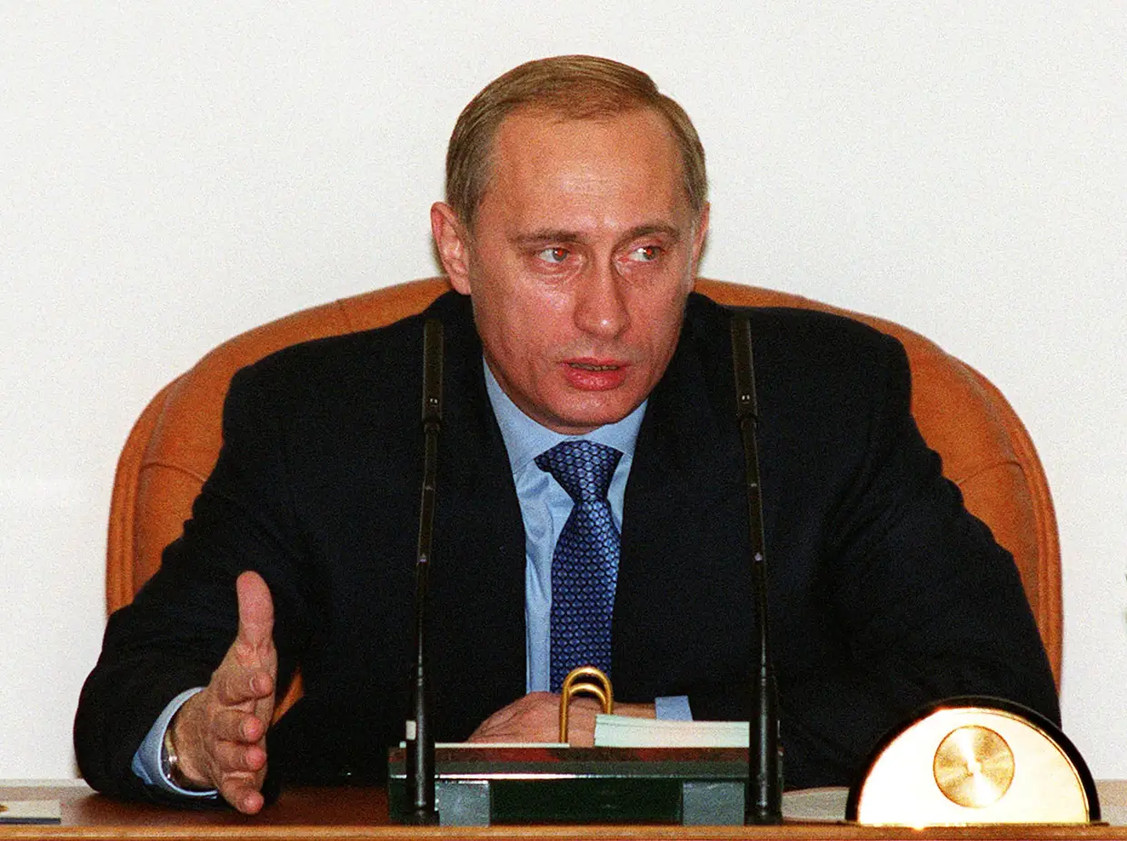 Agosto 1999. Durante uma crise económica, o Presidente Ieltsin nomeia o pouco conhecido chefe de segurança Vladimir Putin como seu quinto primeiro-ministro em exercício em menos de um ano e diz que quer que Putin o suceda como presidente. Nas semanas seguintes, bombardeamentos em vários prédios da Rússia matam mais de 300 pessoas, ataques que Putin atribui aos militantes chechenos. A sua popularidade é impulsionada pela resposta dura, com bombardeamentos aéreos sobre a Chechénia e um ataque para recuperar a província separatista do sul. Alguns críticos do Kremlin questionam se os militantes chechenos estavam realmente por trás dos atentados a apartamentos.