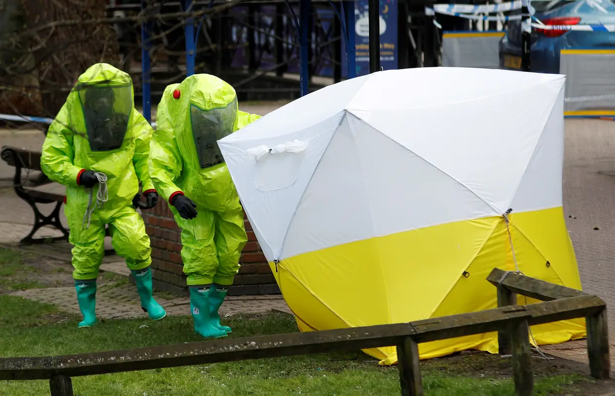 4 março 2018. Um ex-espião russo, Sergei Skripal, e a sua filha são envenenados em Inglaterra com um agente nervoso. Sobrevivem, mas uma mulher que mora nas proximidades morre depois de o seu companheiro ter levado para casa um frasco de perfume que tinha encontrado e que continha o veneno. O Reino Unido acusa a Rússia, que nega envolvimento.