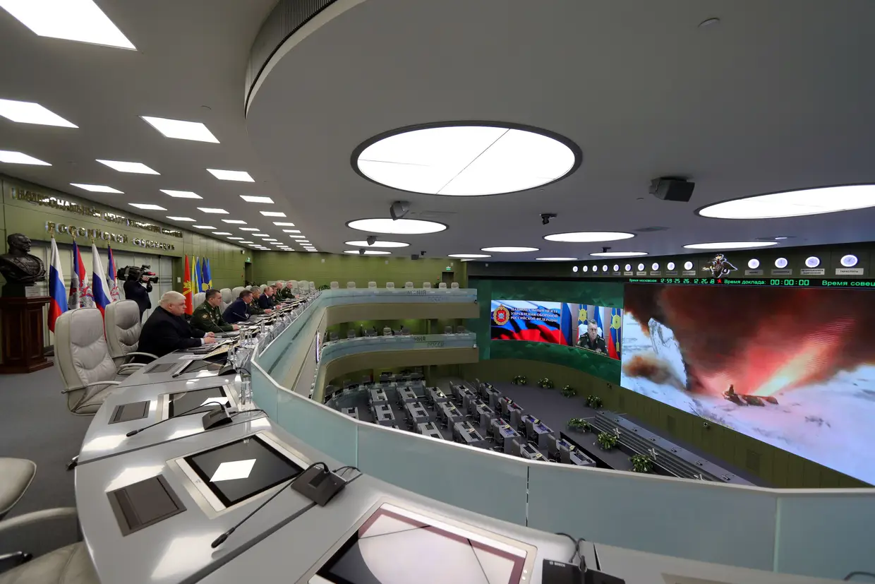 Dezembro de 2019 - Putin orgulha-se de o seu país liderar as armas hipersónicas. (Foto: Putin visita o Centro de Controlo de Defesa Nacional para supervisionar o teste de um novo sistema de mísseis hipersónicos chamado Avangard).