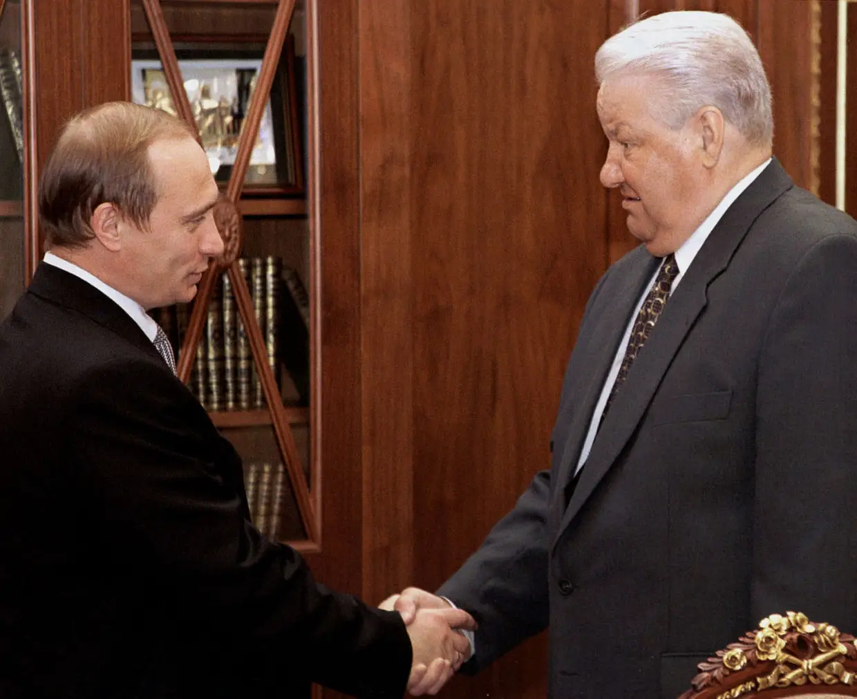 31 dezembro 1999. Boris Ieltsin, doente, renuncia e nomeia Vladimir Putin como Presidente interino.