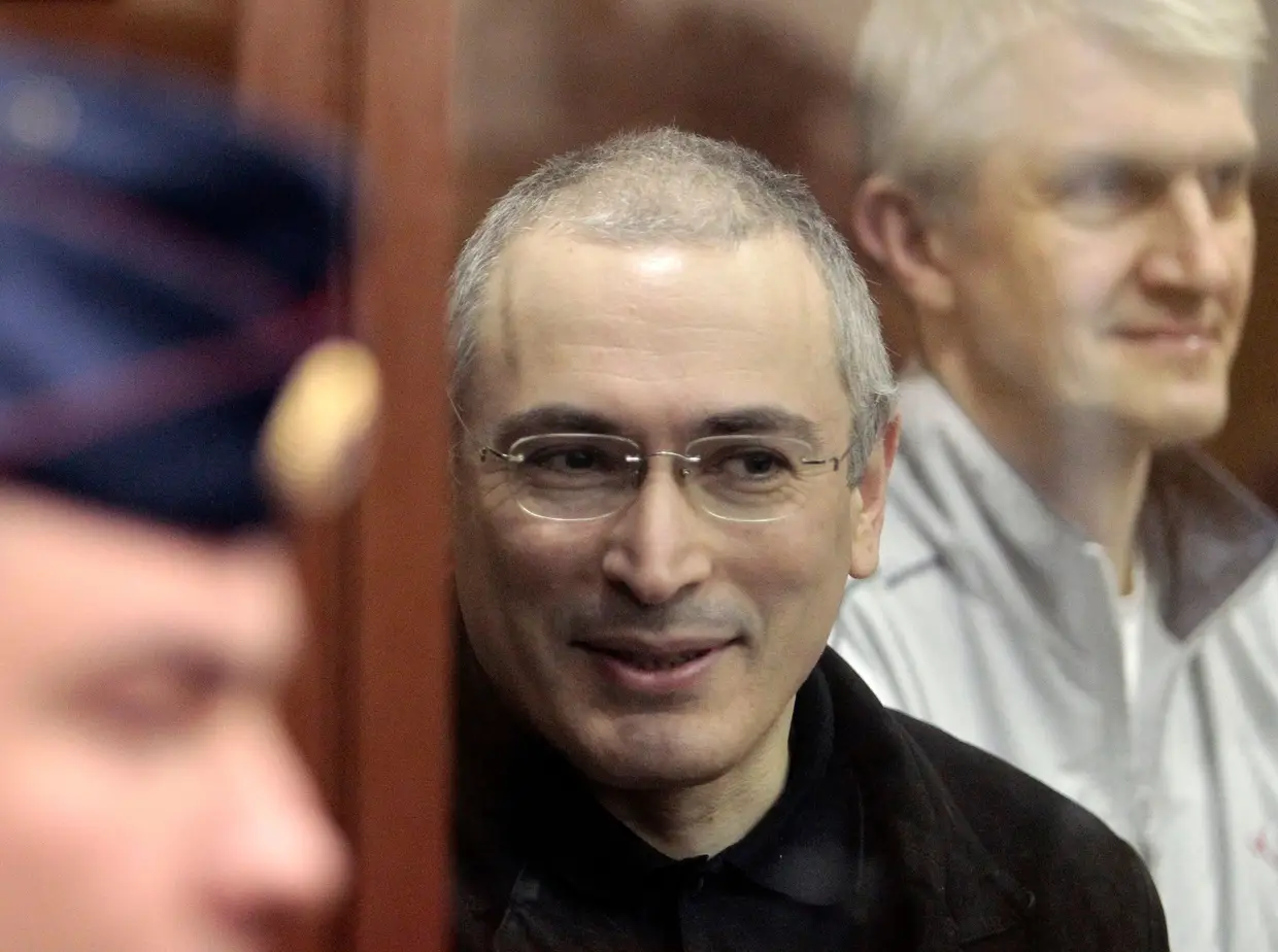 2003 - O magnata do petróleo Mikhail Khodorkovsky é preso e acusado de fraude. Mais tarde, é considerado culpado e preso num caso que os seus apoiantes dizem ter sido uma punição por se intrometer na política. Só é libertado em 2013 depois de Putin o perdoar.