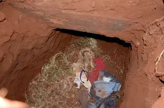 Roupas na entrada de um dos túneis.