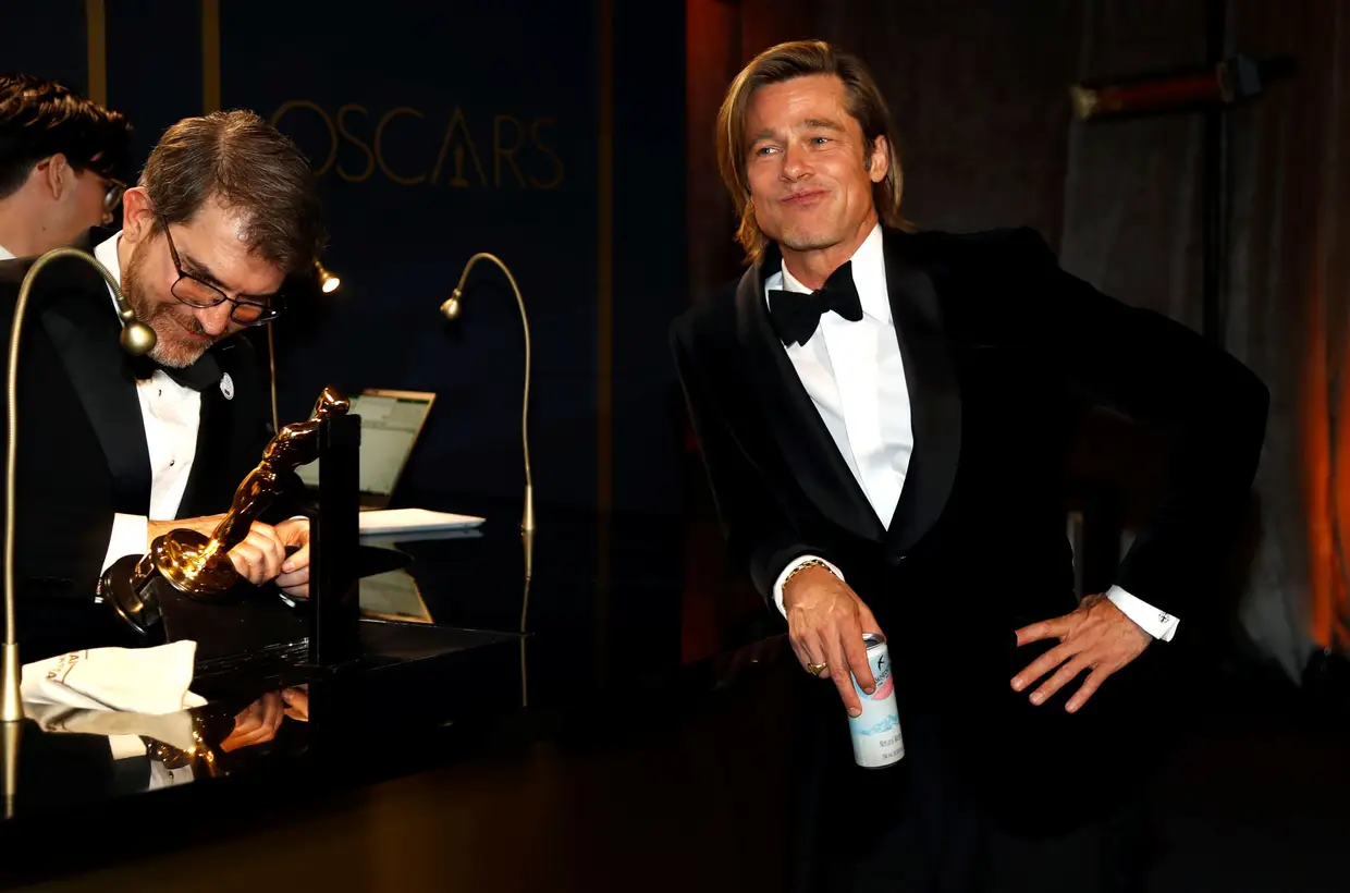 Brad Pitt aguarda que o seu nome seja gravado no Óscar de Melhor Ator Secundário que recebeu a propósito do papel desempenhado no filme “Era uma vez em… Hollywood”.