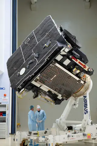 A sonda Solar Orbiter em construção