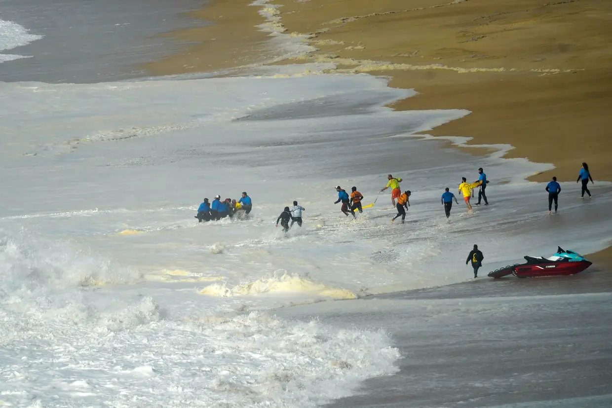 O momento em que o surfista português Alex Botelho é retirado inconsciente do mar da Nazaré, durante a prova do Circuito Mundial de Ondas Grandes.