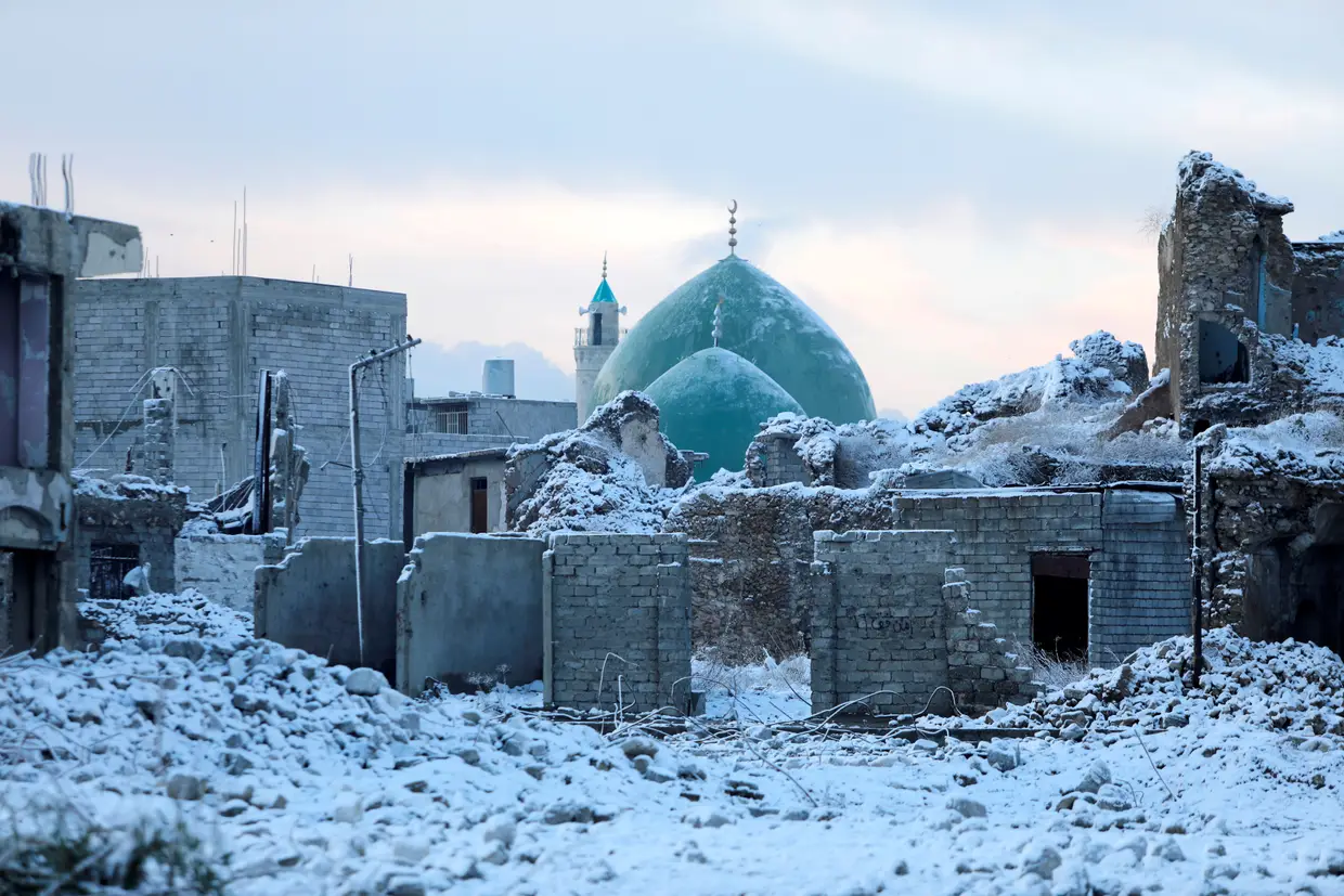 A cidade antiga de Mossul no Iraque coberta de neve.