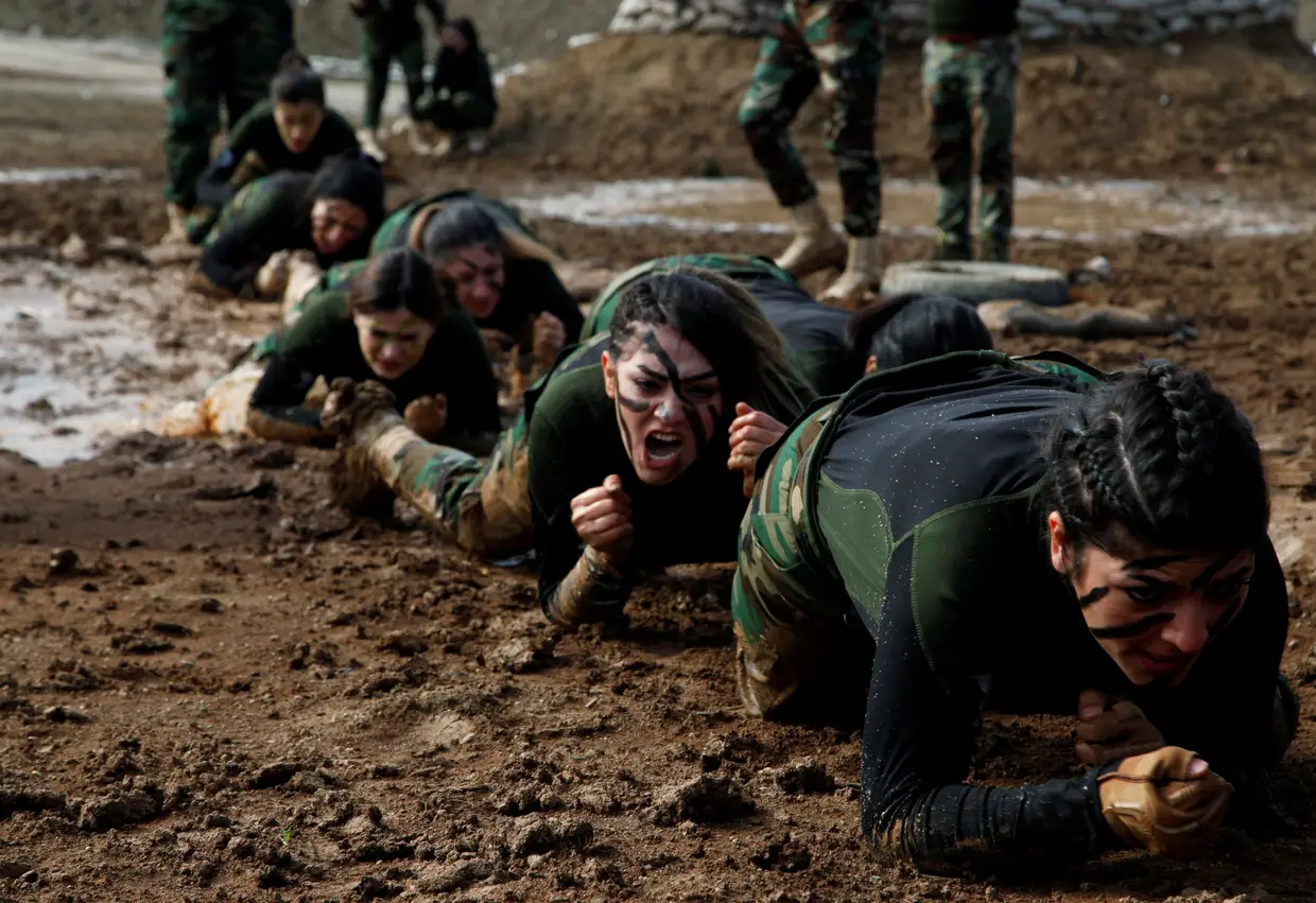 Guerrilheiros Peshmerga curdos mostram as suas técnicas na cerimónia de graduação em Arbil, Iraque.