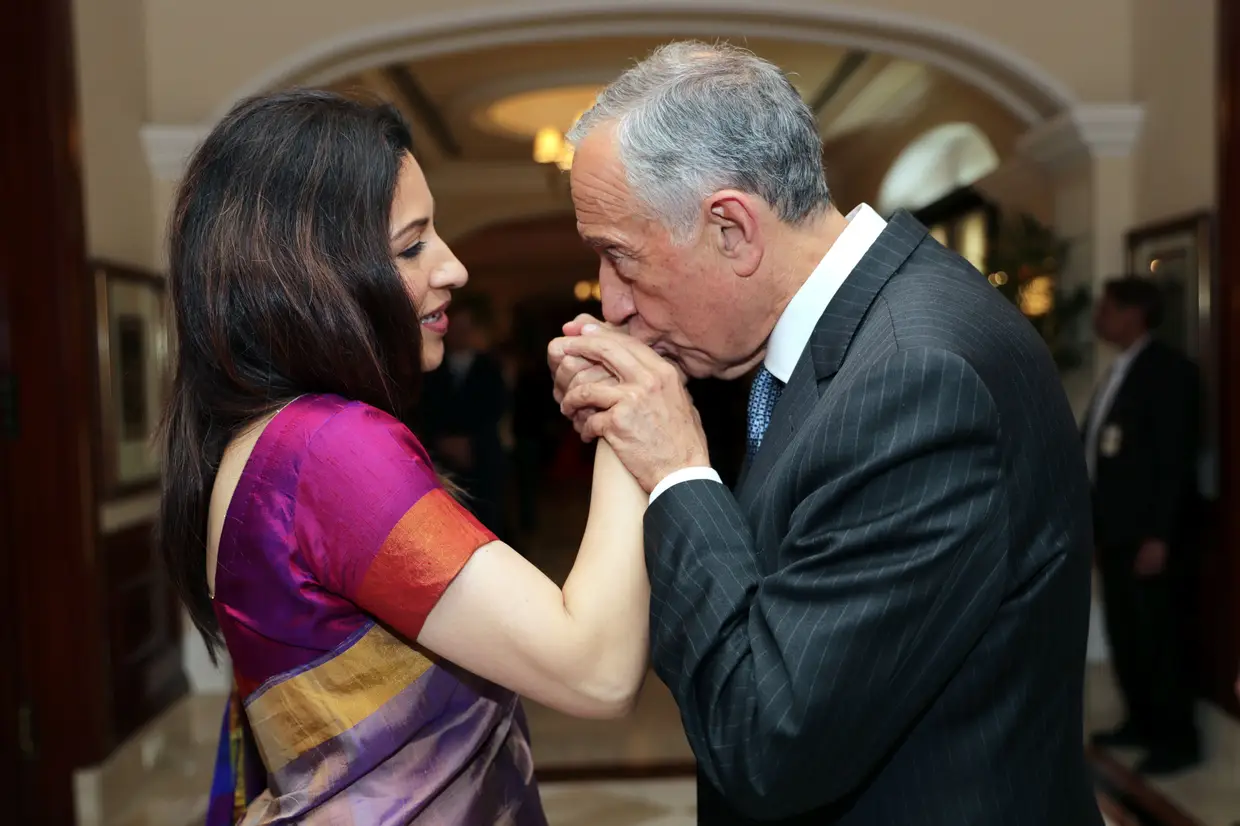 O Presidente da República, Marcelo Rebelo de Sousa, cumprimenta a embaixadora da Índia em Portugal, Nandini Singla, à chegada a Nova Deli, India.