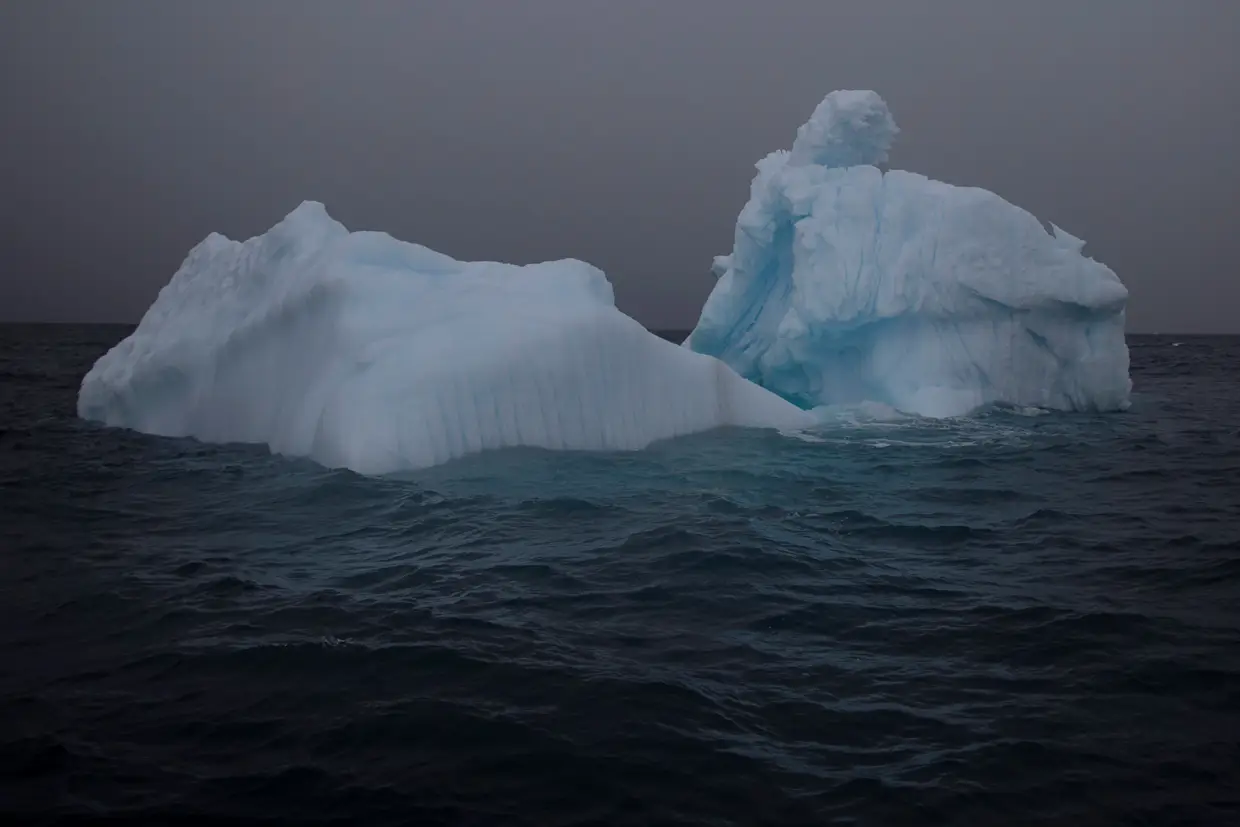 Iceberg junto à ilha Two Hummock
