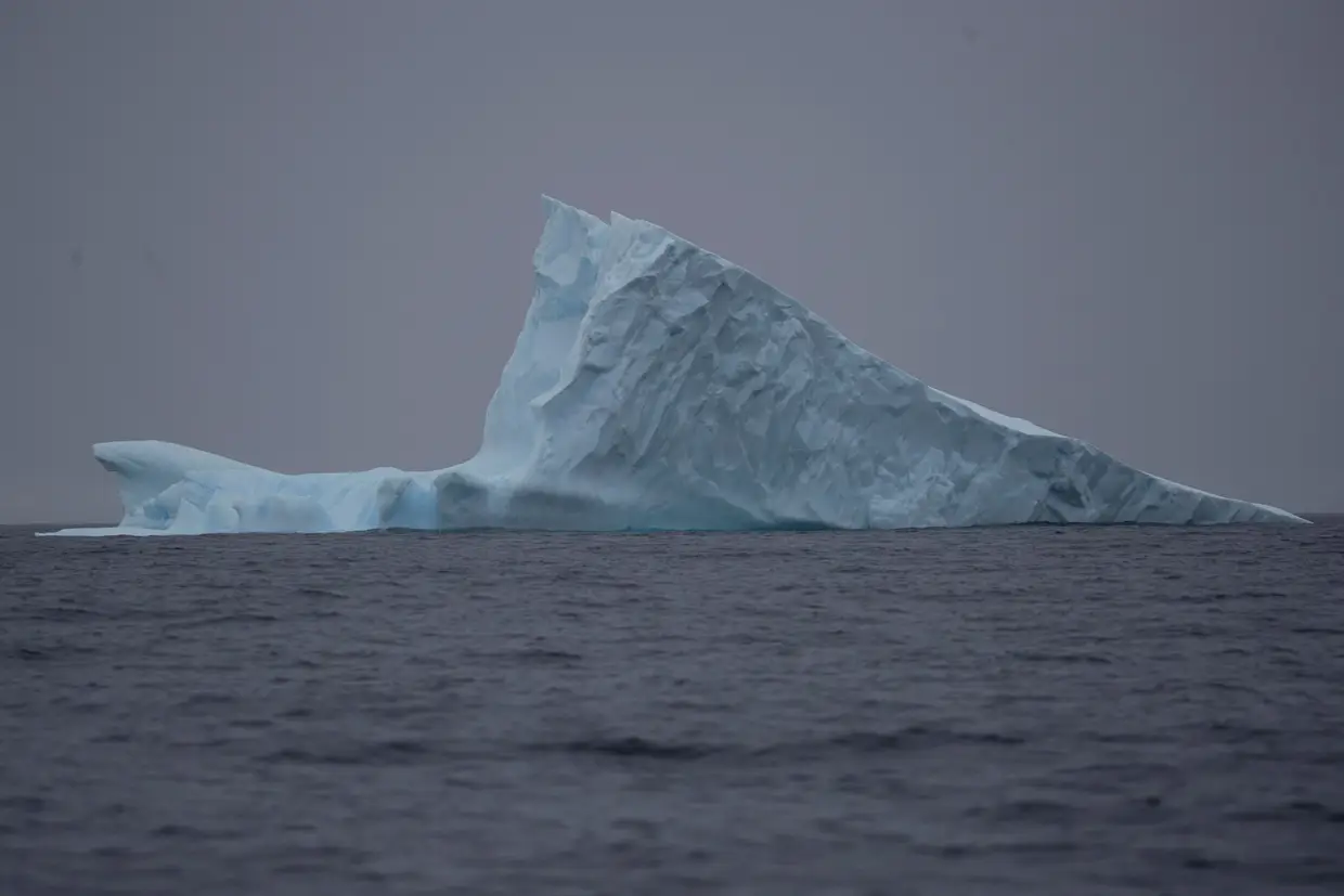 Iceberg junto à ilha Two Hummock