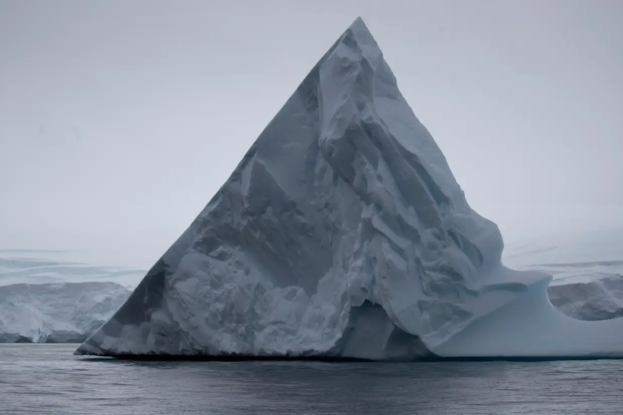 Iceberg junto à ilha Two Hummock, 2 de fevereiro de 2020